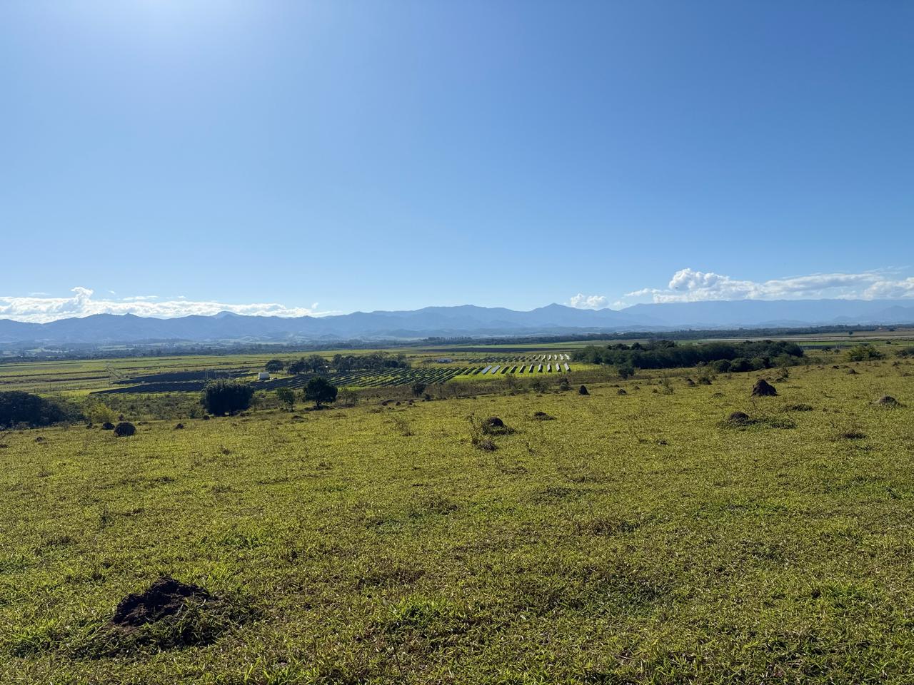Vista panorâmica dos pastos da Fazenda Marajoara com a Serra da Mantiqueira ao fundo — Caçapava, Vale do Paraíba